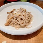 蕎麦粉食堂 Buckwheat - なめこと大根のアーリオオーリオ