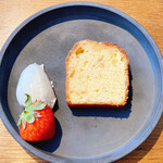 MAISON INCO - パウンドケーキ　生クリームといちご添え　