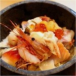 Yamatoan Kuroishi - 『海鮮石焼ビビンバ』…”ジュウジュウ”と音をたてる石焼鍋の中に魚介類を盛り込んだ究極の一品！当店でしか食べる事のできない大変珍しく美味しいお料理です。