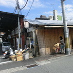 淡路島バーガー - ゴミの山の右手にあるのが店、西宮市場の道路沿い