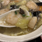 中華食堂 よしだ屋 - 「海老塩そば」は塩ベースの餡かけにエビがごろごろ入ってます。キャベツ、白菜、キクラゲなど具沢山。