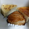 パティスリー シエム - 料理写真:左から　ゴルゴンゾーラチーズケーキ､アップルパイ、濃厚ベイクドチーズケーキ