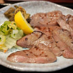 Wagyu U Yakiniku Jukusei O Otoro Gyuutan Kokusan Gyuu Horumon Date No Kura - 