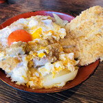 軍鶏屋本店 - はみ出すカツ丼 (スープ付き) 680円