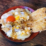 Shamoya Honten - はみ出すカツ丼 (スープ付き) 680円