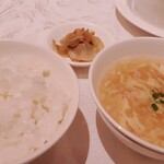 筑紫樓 - スープ　漬物　ご飯