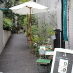 kusakanmuri　tea room - パラソルの立つ小道の先が入り口です
