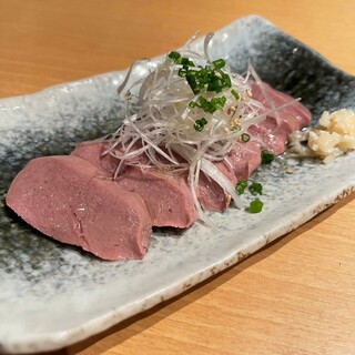 低温調理でじっくり仕上げた肉刺しは、お肉の旨味たっぷり！