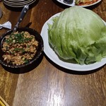 なんくる食堂 - ひき肉納豆のレタス巻き巻き