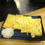 ゆうき庵 - 焼きたてでほんのり甘い厚焼き玉子。おろし醤油で頂きました。350円