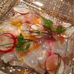 鮮魚のフレンチ風薄造り　カラスミとラディッシュ添え　ビネグレットのアクセント