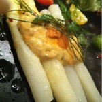 茹で上げ国産ホワイトアスパラガス　紫ウニのタルタルソース