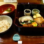 岡崎 つる家 - 吸物　清汁仕立て　帆立しんじょう　生椎茸　三度豆　柚子