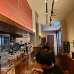 担担麺房 來杏 - カウンター中心ですが奥に数席テーブル席もあります