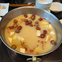 御膳房 銀座店 - 薬膳ベースのスープ。赤いのはナツメヤシ。辛味なし。 御膳房 銀座店 - 薬膳ベースのスープ。赤いのはナツメヤシ。辛味なし。