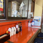 みかさ食堂 - 赤が眩しいカウンター