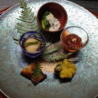 かなやま - 左下から右回りに 子持ち鮎の甘露煮(山椒の葉） なまこ(このわた入り) しらこ イクラの醤油漬け(ワサビのせ) 黒豆きんとん