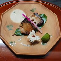 かなやま - 焼き物は ぶりの照り焼き ユズリハの葉にのせてありました。