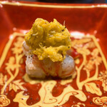 きう - 天草　天然車海老炙り　菊花　黒胡椒をあしらって