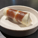 フロリレージュ - 林檎。ヨーグルトと熟成した林檎を飴で包まれた