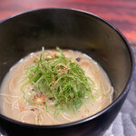 きう - 白味噌のグリーンカレーラーメン　
      刻みレタスと韮を乗せて