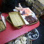 豚足のかどや - かどやの串焼きはオープン前、店内で加工しています。
      
      豚足の毛を焼く為にバーナーで炙っています。
      