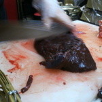 豚足のかどや - かどやの串焼きはオープン前、店内で加工しています。
      
      豚足の毛を焼く為にバーナーで炙っています。
      