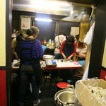 豚足のかどや - かどやの串焼きはオープン前、店内で加工しています。
      
      豚足の毛を焼く為にバーナーで炙っています。
      