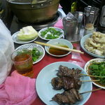 豚足のかどや - 何がいいのかな～～～。あの雰囲気なんでしょうね！
      
      ザ・昭和の店構えに台湾人（！？）スタッフが一生懸命仕事をしている所と
      持ち込みがOKという変わったところ。
      