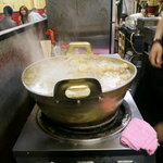 豚足のかどや - 何がいいのかな～～～。あの雰囲気なんでしょうね！
      
      ザ・昭和の店構えに台湾人（！？）スタッフが一生懸命仕事をしている所と
      持ち込みがOKという変わったところ。
      