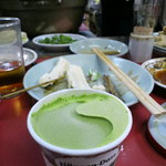 豚足のかどや - 何がいいのかな～～～。あの雰囲気なんでしょうね！
      
      ザ・昭和の店構えに台湾人（！？）スタッフが一生懸命仕事をしている所と
      持ち込みがOKという変わったところ。
      