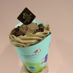 GODIVA - スペシャルクレープ生チョコレート  1,200円✨クレープ界だと高めの価格帯。生地、クリーム、アイス、トッピングすべてにチョコ使用。ビターな生地が美味。アイスはベルギーチョコだそうな♪