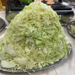 焼肉ジンギスカン つるや - 名物：中盛りキャベツ