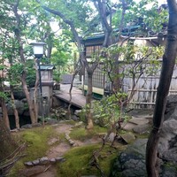 料亭か茂免 - 手入れの行き届いたお庭
