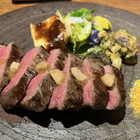 MAKIBI - ~ 熊本県 阿蘇 産山村より~
                    あか牛モモ 『シンタマ』の薪焼き
                    スモークカツオバターとカラスミ塩で・・・