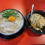 麺家ぶらっくぴっぐ - 『生卵入りラーメン』750円と『半チャーハン180g』350円