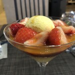 Assiette Dessert Maruyama - イチゴのフランベ　バニラアイスクリーム添え　柚子のアクセント