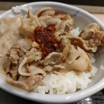 そばいち - 食べるラー油が載る豚バラ肉の、破壊力たるや！