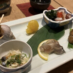 Sushi Takase - たこの吸盤(右上)、鯖(左下)、牡蠣の塩麹(下真ん中)美味し。牡蠣の塩麹は日本酒が加速します（笑）