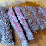 李昇 - 焼き上げたイチボをまな板でカットします