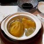 趙の飲茶 888 - 熱々の水ぎょうざ。皮には南瓜を使用だとか。小皿の黒い液体は、たれ。