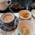 趙の飲茶 888 - お粥と付け合わせ数品。