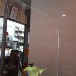 趙の飲茶 888 - 隣席との仕切りに、天井からロールカーテンをおろしてくださいます。隣にお客様が座られた場合に、店主さんがさっと動いてくださいました。