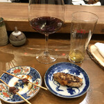 一十 - 肝、ズリ、手羽元で赤ワインです。