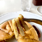 ロイヤルホスト - 八等分でひとくちにはデカかったらさらに縦にナイフは入れるが、積層を崩してはいけない。