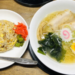 Gura Ndou - 鉄板メニューの　麺半分の支那そばと半チャーハン　黄金セットです♪