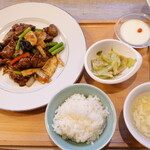 唐苑 - 牛肉の黒コショウ炒め　990円