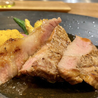 Sare - 幸福豚のロースト 鎌倉野菜
                      脂身の旨味と甘味に秀でているのが幸福とんの特徴、荒井シェフもその辺を考慮して脂身だけに岩塩を振りかけています。
                      シンプルなだけに豚肉本来の美味しさがくっきりとしています♪