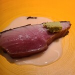 蒼 - ③本鮪の若魚(別称:メジ鮪、10kg~20kg、新潟県佐渡島産、神経〆)のレモングラス&藁燻し、お米&中国甘酒のソース
      燻香を纏った腹の赤身→大トロ迄、食材の味&火入れの2重のグラデーションを楽しむ