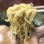 末広家 - 酒井製麺の中太平打ち麺